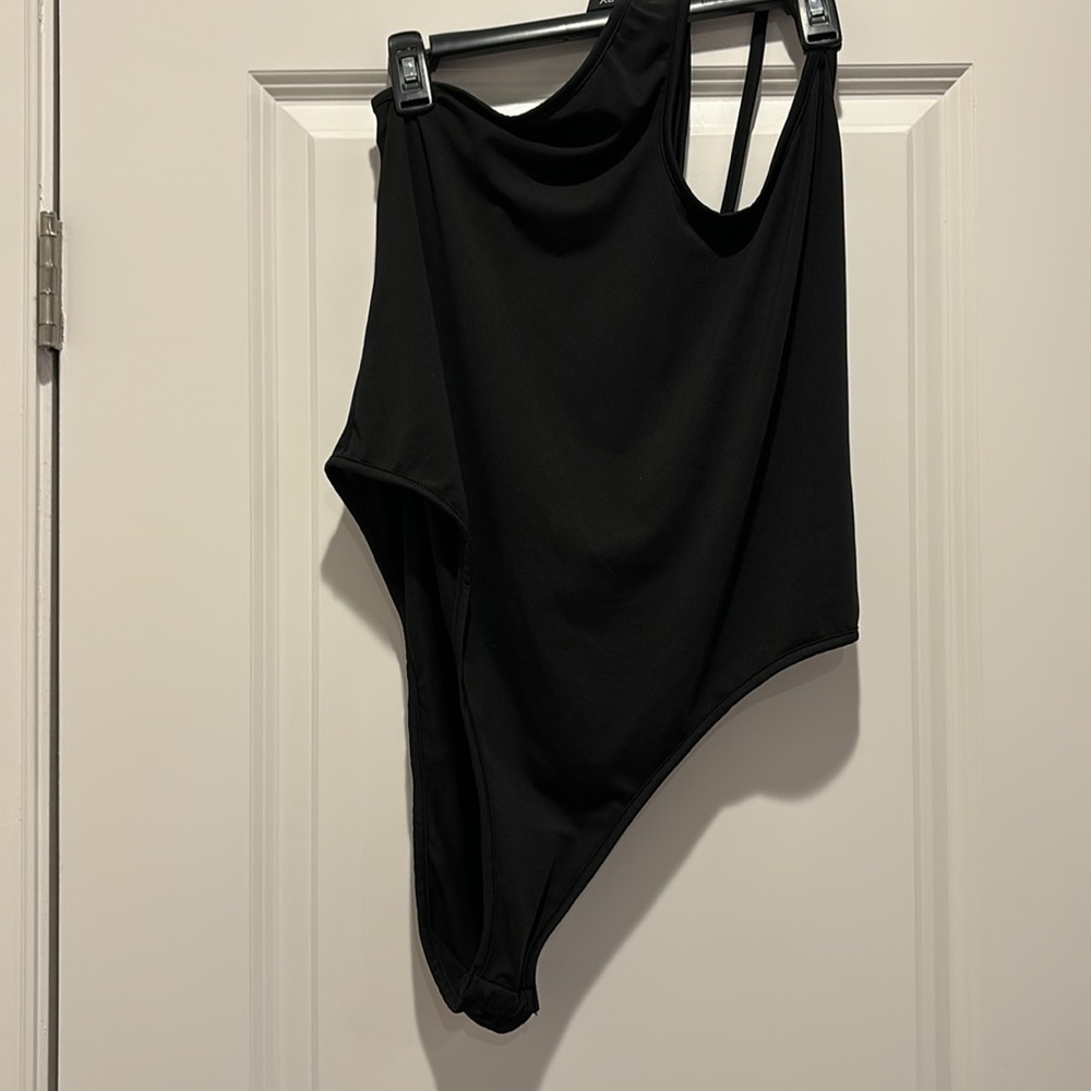 SHEIN Plus One Shoulder Cut Out Bodysuit